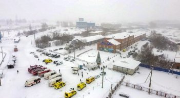 Los rescatistas llegaron a la mina de carbón Listvyazhnaya en la región de Kemerovo cerca de la ciudad de Belovo después del accidente./AFP