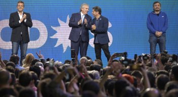 El presidente de Argentina, Alberto Fernández (en el centro e izquierda) y el gobernador de la provincia de Buenos Aires, Axel Kicillof, conversan junto a los legisladores Máximo Kirchner (R), hijo de la vicepresidenta Cristina Fernández, y Sergio Massa, después de las elecciones parlamentarias. / Foto: AFP