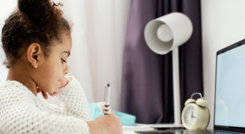 Al aprender inglés, los niños conocerán otras culturas, se relacionarán con personas de todo el mundo y, muy importante, se les abrirán muchas de oportunidades en su futuro laboral. / Foto: Freepik