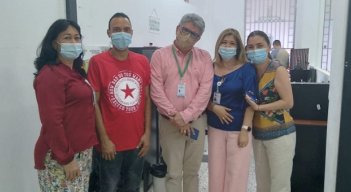 Óscar junto a funcionarios de la Registraduría de Cúcuta
