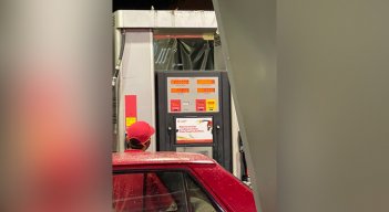 Esta situación fue captada en la estación de servicio de San Rafael. Un pequeño Renault fue surtido con 27,8 galones de gasolina, cuyo valor se traduce en más de 200 mil pesos. Esta irregularidad refleja una evidente modificación del tanque de combustible del vehículo. / Foto: Twitter @juancbocanegra