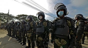 Soldados hacen guardia frente a la cárcel Guayas 1 en Guayaquil, Ecuador, en donde el pasado septiembre se registró una de las peores masacres carcelarios de América Latina con 119 muertos. / Foto: AFP