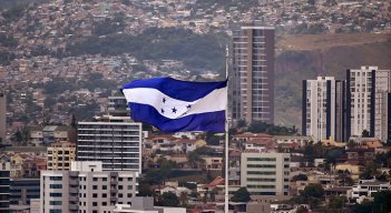 Una bandera nacional hondureña ondea en Tegucigalpa. Honduras celebra hoy  elecciones generales./ Foto: AFP