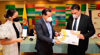 Oscar Gerardino recibe el premio por lucha anticontrabando./Foto cortesía