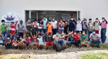 Habitantes de Palmarito posan enfrente del salón comunal recién inaugurado./Foto cortesía