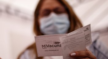 El ministro de Salud, Fernando Ruiz, ha dicho que el objetivo de esta medida es tener lugares más bioseguros e impulsar la vacunación en los más jóvenes. 