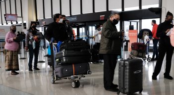 Hasta el 28 de noviembre, 56 países habían aplicado medidas de viaje para intentar retrasar la importación de la nueva variante. / Foto: AFP