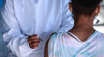 Costa Rica hará obligatoria la vacunación de menores de edad contra la COVID-19