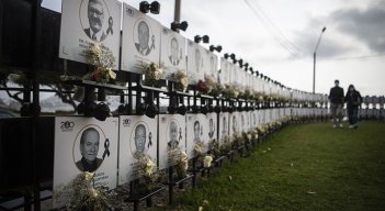 Monumento honra a 551 médicos mUertos por COVID