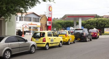 Cola en estaciones de gasolina