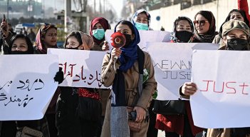 Mujeres sostienen pancartas durante una protesta para exigir el fin de las ejecuciones extrajudiciales