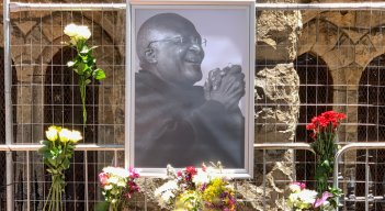 Los hábitos de Desmond Tutu lo salvaron de ser encarcelado y su lucha pacífica fue reconocida con el Premio Nobel de la Paz en 1984. / Foto: AFP