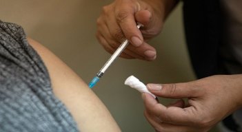 Latinoamérica apuesta por acelerar las campañas de vacunación para hacer frente a la variante ómicron. /AFP