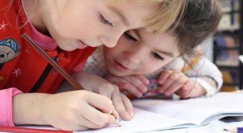 Niños estudiando
