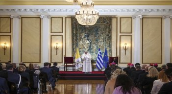 Francisco, que pasará dos días y medio en Grecia, habló ante la presidenta de la República helena, Katerina Sakellaropoulou. /AFP