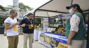 Emilio Archila y Hernando Londoño conociendo los proyectos productivos de las familias que dejaron a un lado el cultivo de coca. / Foto : Jorge Gutiérrez / La Opinión 
