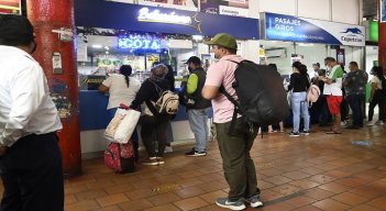 La mayor recomendación es no tomar el servicio de transporte de pasajeros por carretera fuera de la terminal, ya que este es un servicio ilegal. /Foto: Jorge Gutiérrez  