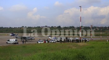 Un alta aglomeración de pasajeros se generó en la afueras del aeropuerto tras las suspensión de vuelos por causas de los atentados terroristas. / Foto: Juan Pablo Cohen