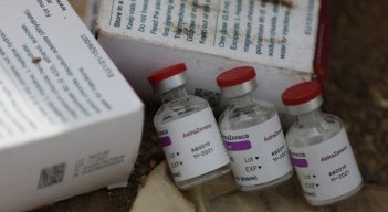 El estudio sobre la tercera dosis fue llevado a cabo "de manera independiente" por investigadores de la universidad de Oxford, con la cual AstraZeneca concibió su vacuna. / Foto: AFP
