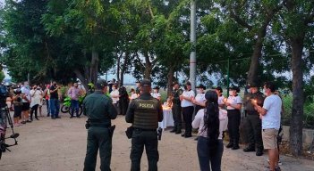 habitantes del barrio Aeropuerto y la Policía rindieron homenaje póstumo a los héroes de la patria asesinados./Foto cortesía