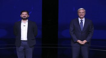 José Antonio Kast y el izquierdista Gabriel Boric tuvieron un duro cruce al enfrentarse en un último debate de cara a la presidencia de Chile,/AFP
