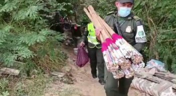 Entre la pólvora incautada hay 108 voladores. / Foto: Policía