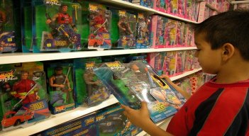 Los juguetes le ayudan al niño a relajarse y divertirse. /Archivo La Opinión