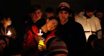 La gente sostiene velas durante una vigilia después de un tiroteo en Oxford High School en Lake Pointe Community Church en Lake Orion, Michigan, pcurrido el martes. / Foto: AFP