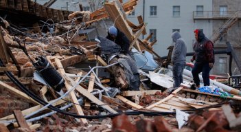 Fotos y videos compartidos en redes sociales de la ciudad de Mayfield, en Kentucky, muestran edificaciones destruidas por la tormenta. / Foto: AFP