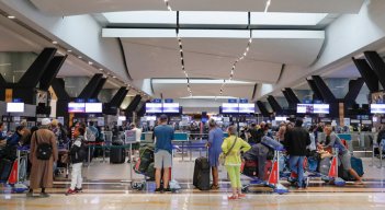 Se habían registrado al menos 2.116 cancelaciones de vuelos, de las cuales 499 son viajes vinculados a Estados Unidos./ Foto: AFP