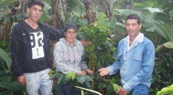 Rodrigo Arias y su familia regresaron a su finca después de ser víctimas de la violencia.