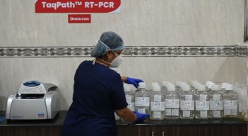 ¿Tres dosis de vacunas podrán resistir a la variante ómicron del coronavirus?