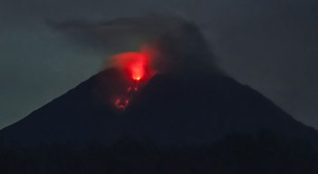 La actividad del volcán Semeru en Indonesia ralentiza el rescate