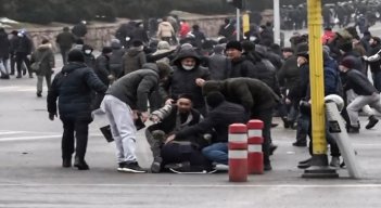los manifestantes tomaron por asalto varios edificios del gobierno. /AFP