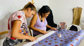 En el taller de Caño Indio las mujeres están compenetradas en el proyecto de confecciones
