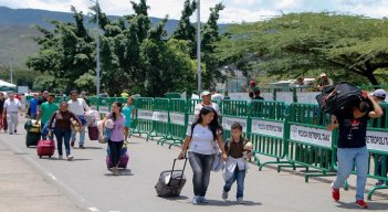 Desde el 2016 se intensificó la llegada de casos, pero en los últimos años se han aumentado los requisitos para acceder a los servicios. / Foto de referencia archivo/La Opinión