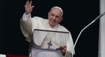 El Papa calificó de “egoístas” a los que no quieren tener hijos y los reemplazan con “perros o gatos”