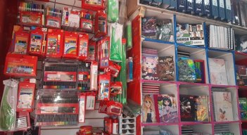 Algunos útiles escolares subirán de precios. Comerciantes señalan que hay escasez de papel. / Foto: Deicy Sifontes / La Opinión 