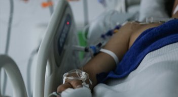 Muertes por COVID aumentaron casi el doble en sólo una semana en Colombia
