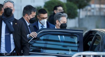 El secretario de Estado de EE. UU., Antony Blinken, sube a un automóvil cuando sale del hotel President en Ginebra el 21 de enero de 2022 después de la reunión con el ministro de Relaciones Exteriores de Rusia, Sergei Lavrov. / Foto: AFP