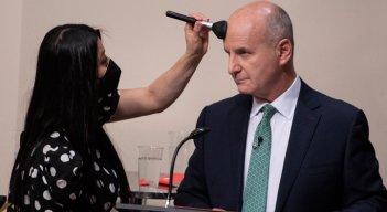  Un maquillador le da los toques finales al candidato presidencial de Costa Rica, José María Figueres, del partido Liberación Nacional, antes de un debate. / Foto: AFP