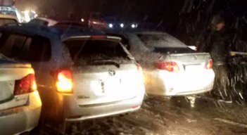 Mas de 100.000 automóviles han acudido a la turística localidad en los últimos días para asistir a las grandes e inusuales nevadas, causando enormes atascos en las vías de acceso y salida, según indicó un portavoz de la policía.