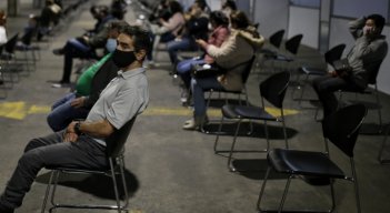 El índice oficial de desempleo continúa siendo más alto que antes de la pandemia.