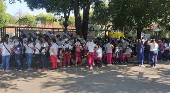 Madres comunitarias y ‘Fami’, quienes prestan sus servicios en los hogares bajo responsabilidad del Instituto Colombiano de Bienestar Familiar, se plantaron afuera de la Regional del #ICBF, en #Cúcuta, para rechazar la “ración de hambre” que quieren darles a los niños y niñas.