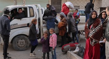 Los sirios huyen de sus hogares en el barrio de Ghwayran, en la ciudad norteña de Hasakeh, en el cuarto día de enfrentamientos entre las fuerzas kurdas y los combatientes del grupo Estado Islámico (EI). / Foto: AFP