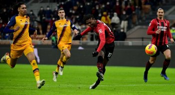 El AC Milan, pese a una plantilla diezmada por los casos de COVID-19 y los tres ausentes, debido a la Copa de África de Naciones, inició perfectamente el año derrotando al AS Roma (3-1), ayer, en el estadio San Siro, ubicado en Milán, Italia.  Los Rossoneri (segundos en la clasificación) se colocan provisionalmente a un punto del líder, el Inter de Milán, cuyo partido previsto en Bolonia, en la jornada 20, no se disputó debido a casos de COVID-19 en la plantilla del equipo local.  Con Zlatan Ibrahimovic sup