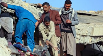 Los yemeníes buscan sobrevivientes luego de un ataque aéreo liderado por Arabia Saudita contra una prisión en el bastión hutí de Saada en el norte de Yemen. / Foto: AFP