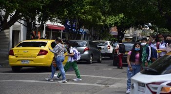 Controles viales en los colegios. / Foto: Pablo Castillo / La Opinión 