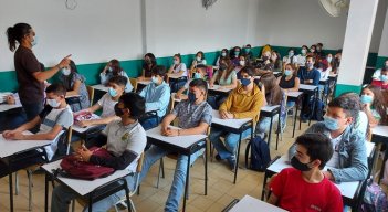 Saturados los salones que en algunos casos no cuentan con la ventilación cruzada.