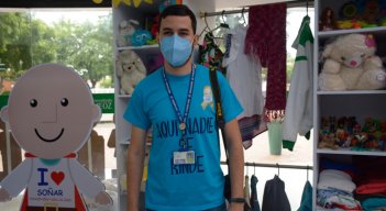 Mateo Solar Herrera es un administrador financiero que en su adolescencia tuvo que atravesar por dos episodios de cáncer en el sistema linfático./ Foto: La Opinión.